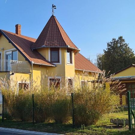 Hajas Familia Kiado Szobak Balatonmariafurdo Exterior photo
