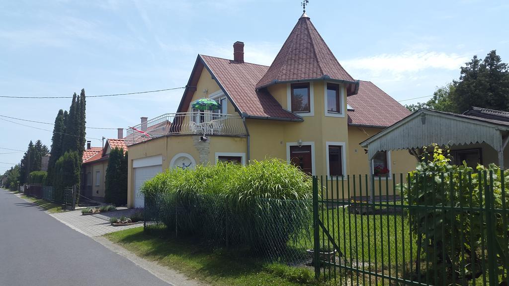 Hajas Familia Kiado Szobak Balatonmariafurdo Exterior photo